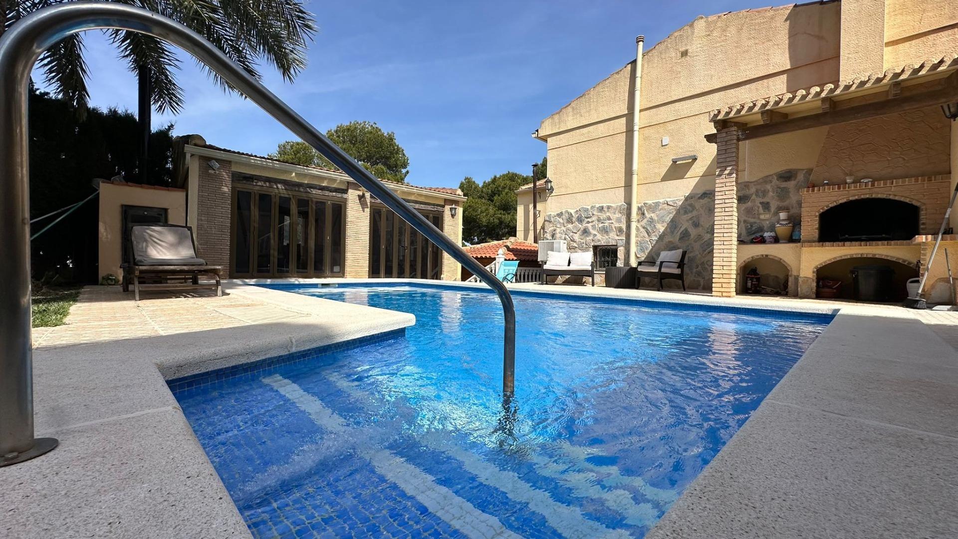 4-Bedroom Villa in La Siesta, Torrevieja - Image 27