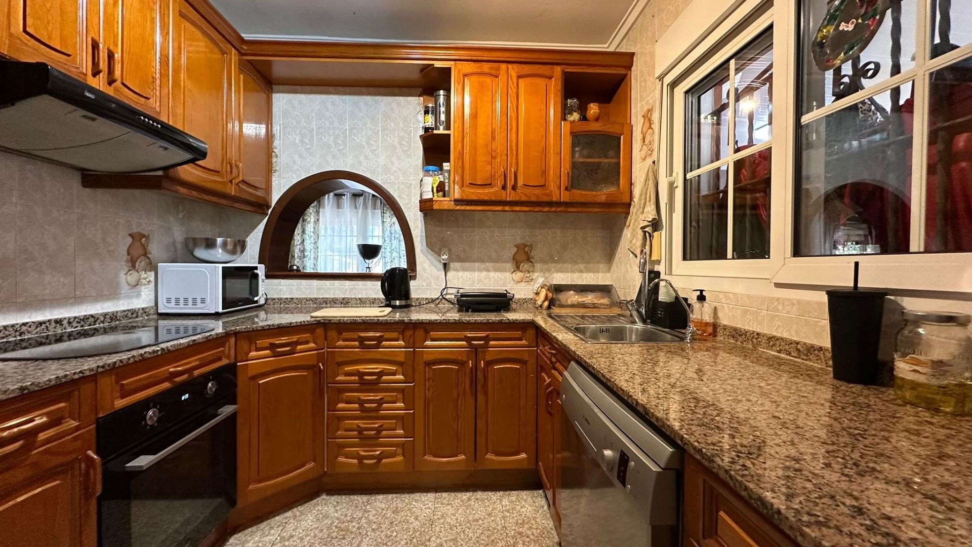 4-Bedroom Villa in La Siesta, Torrevieja - Image 36