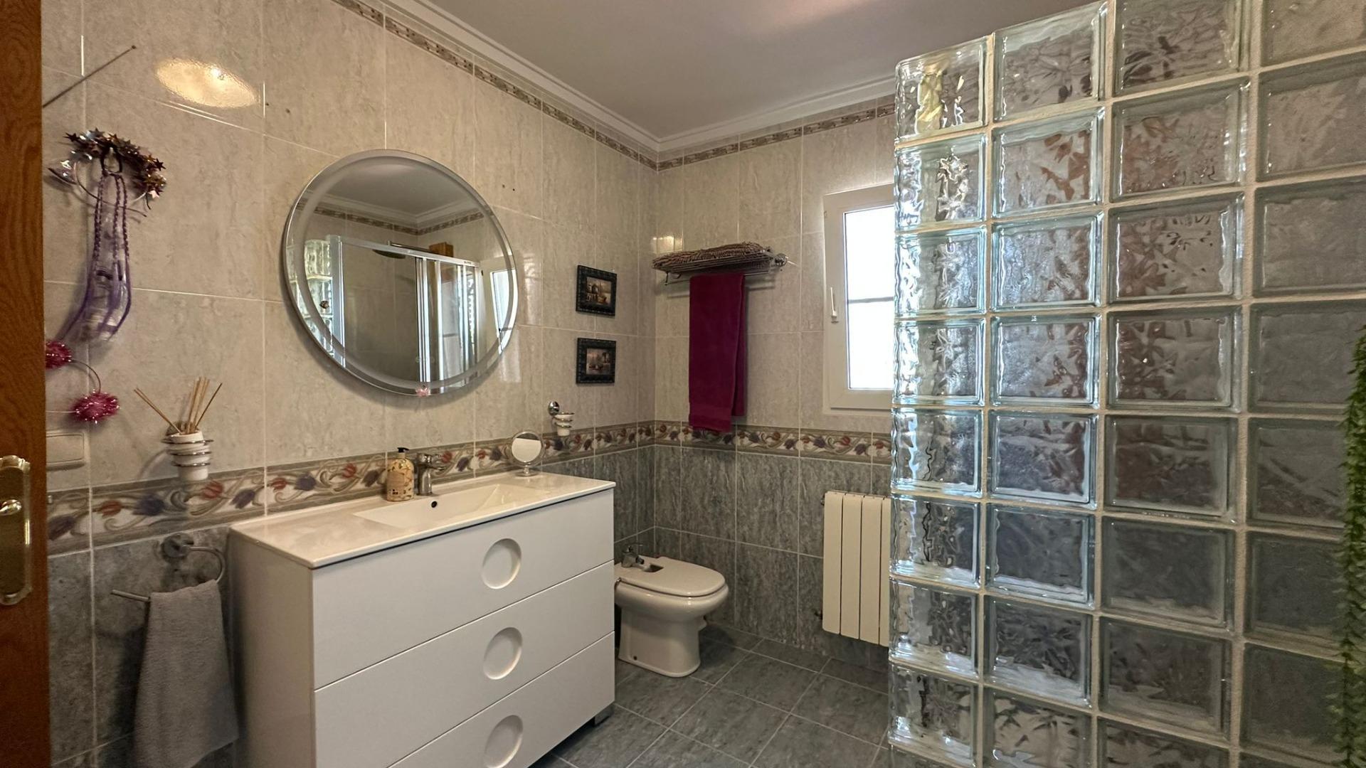 4-Bedroom Villa in La Siesta, Torrevieja - Image 44