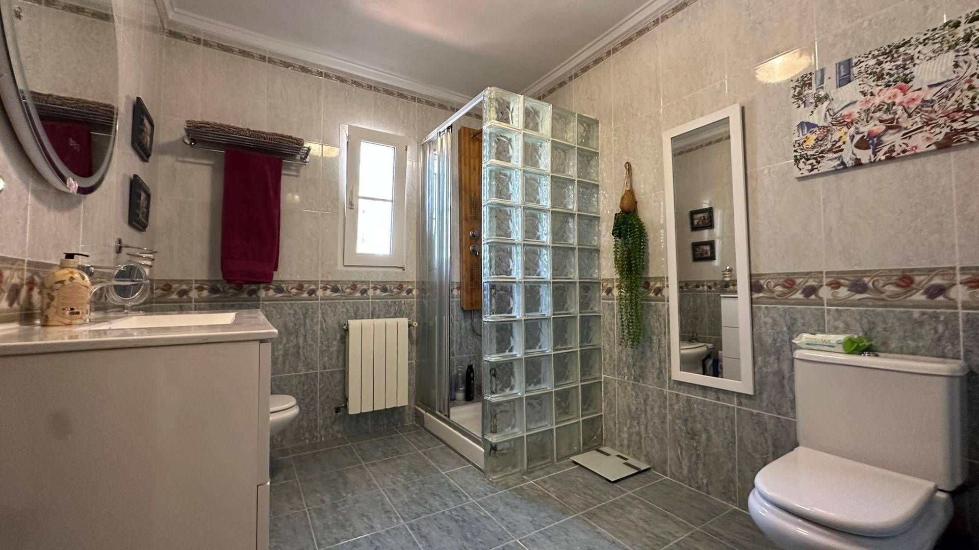 4-Bedroom Villa in La Siesta, Torrevieja - Image 47