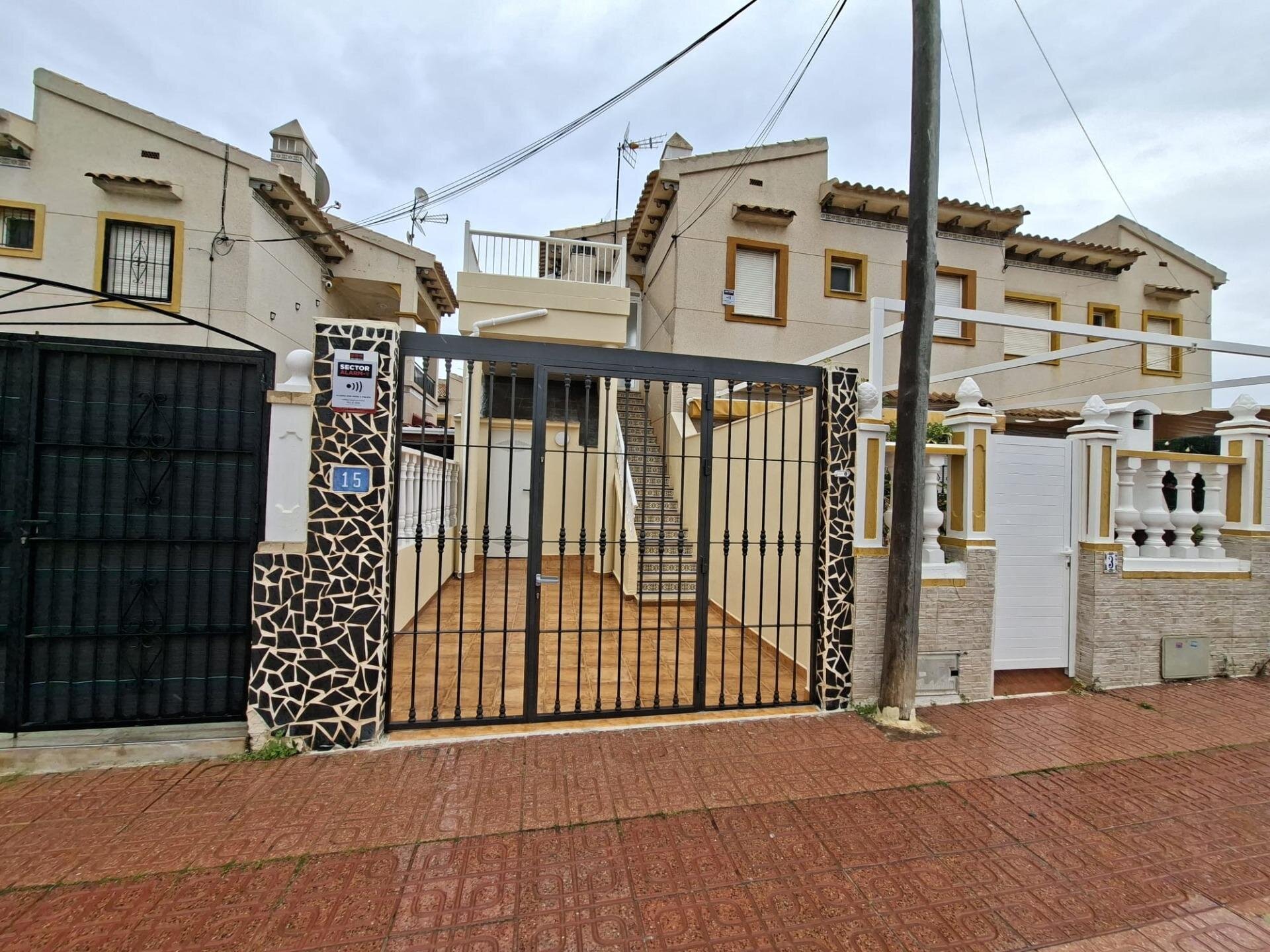 Bungalow met 2 Slaapkamers in Punta Prima, Orihuela Costa - Image 1