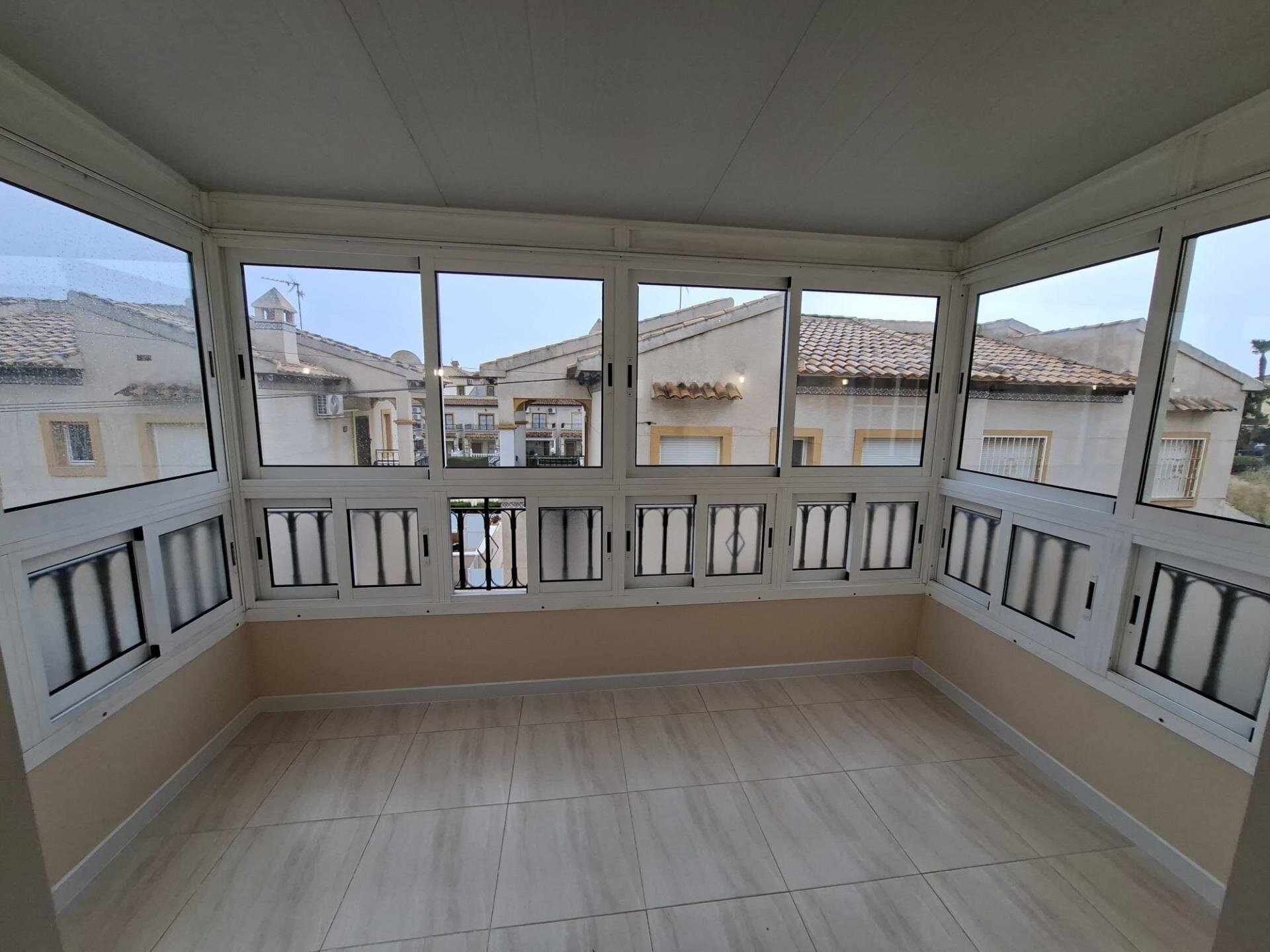 Bungalow met 2 Slaapkamers in Punta Prima, Orihuela Costa - Image 12