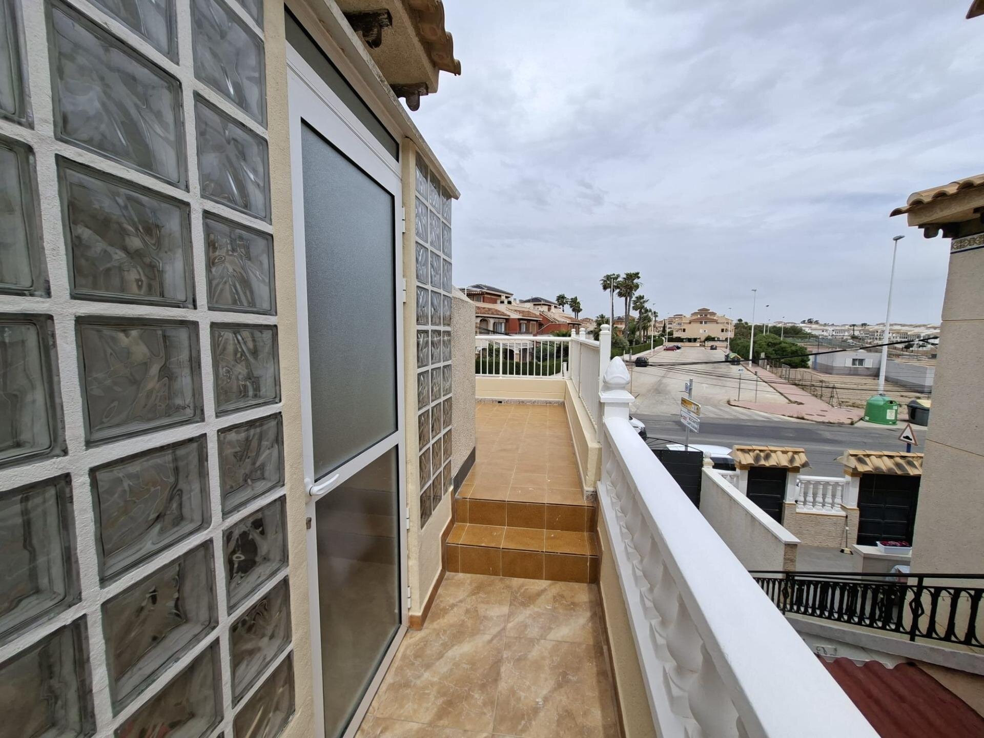 Bungalow met 2 Slaapkamers in Punta Prima, Orihuela Costa - Image 19