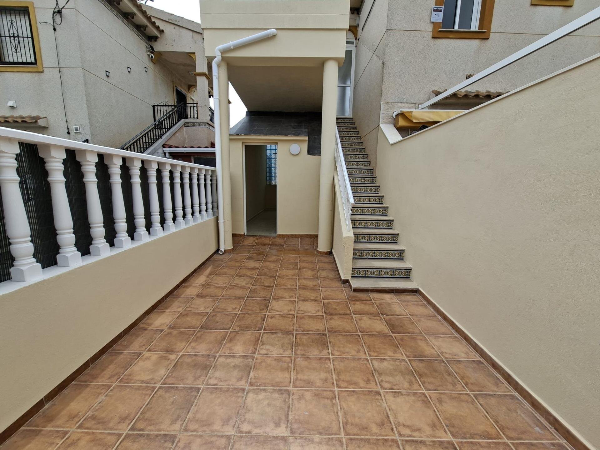 Bungalow met 2 Slaapkamers in Punta Prima, Orihuela Costa - Image 2