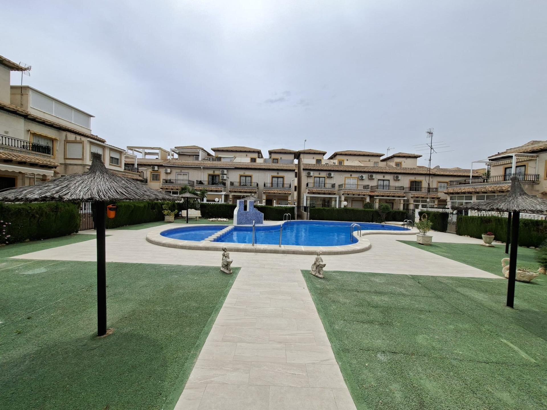 Bungalow met 2 Slaapkamers in Punta Prima, Orihuela Costa - Image 24
