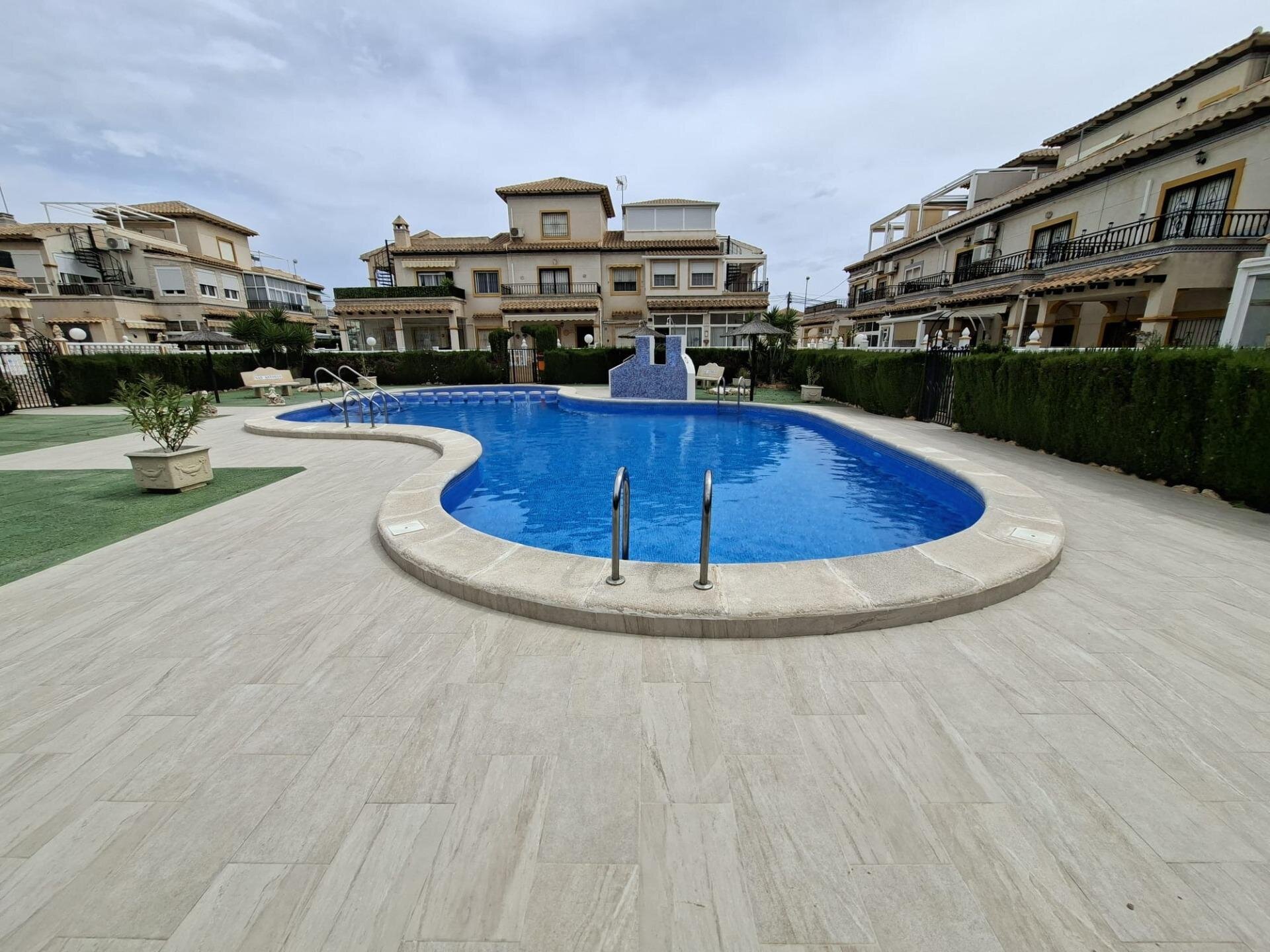 Bungalow met 2 Slaapkamers in Punta Prima, Orihuela Costa - Image 25
