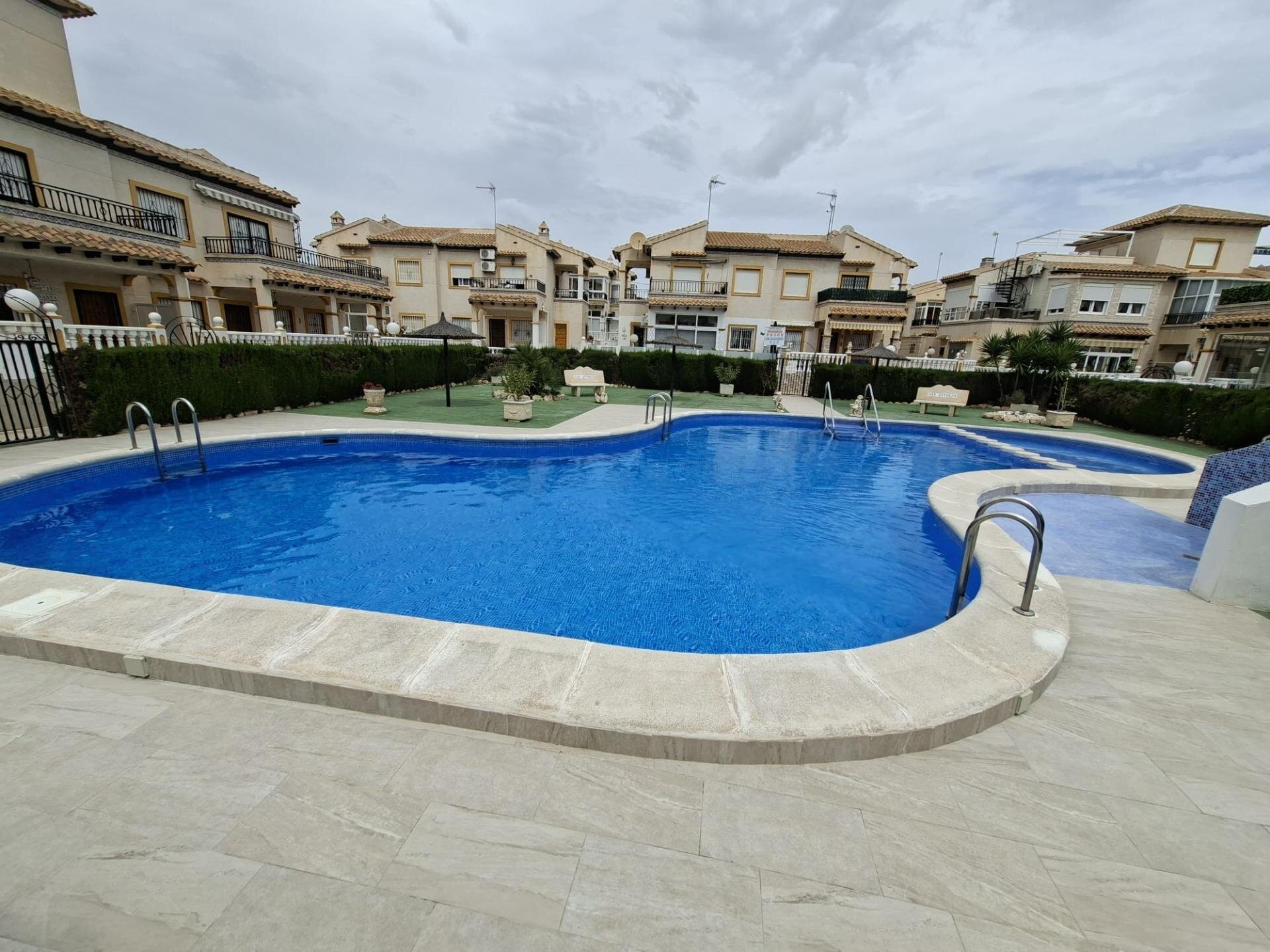 Bungalow met 2 Slaapkamers in Punta Prima, Orihuela Costa - Image 26