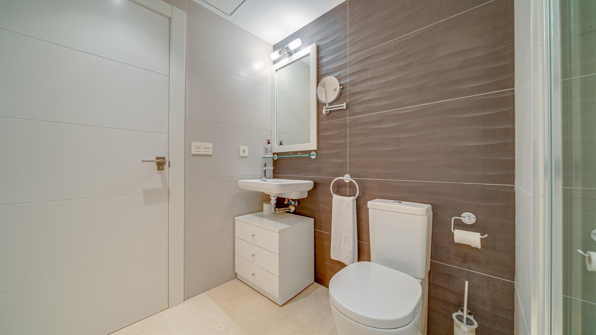 2-Bedroom Middle Floor Apartment in  Villajoyosa - Image 16