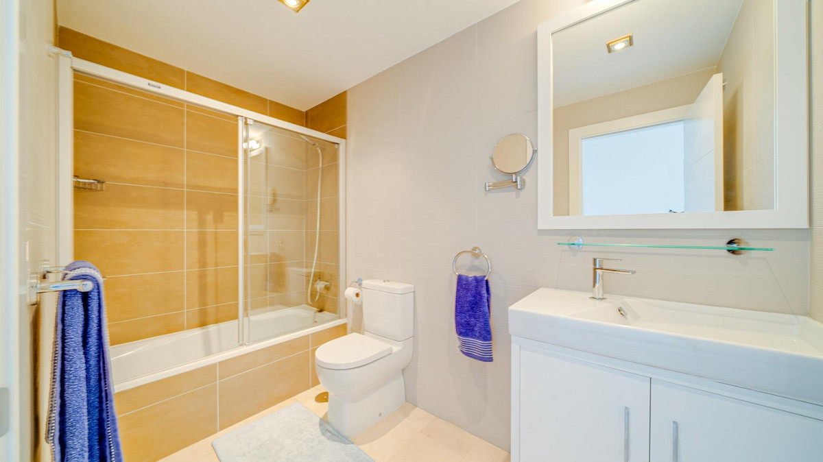 2-Bedroom Middle Floor Apartment in  Villajoyosa - Image 23