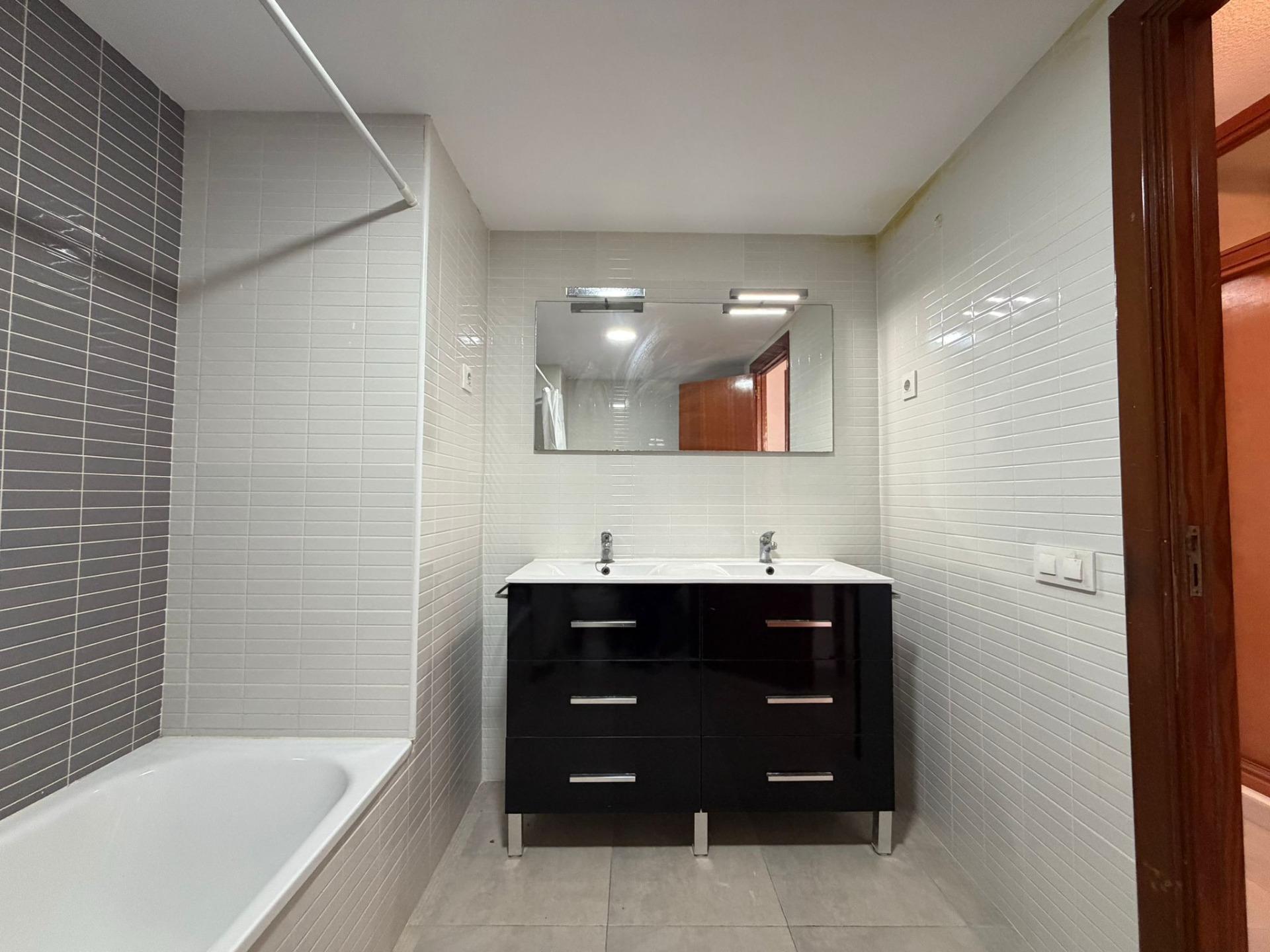 4-Bedroom Apartment in Centro, Torrevieja - Image 25