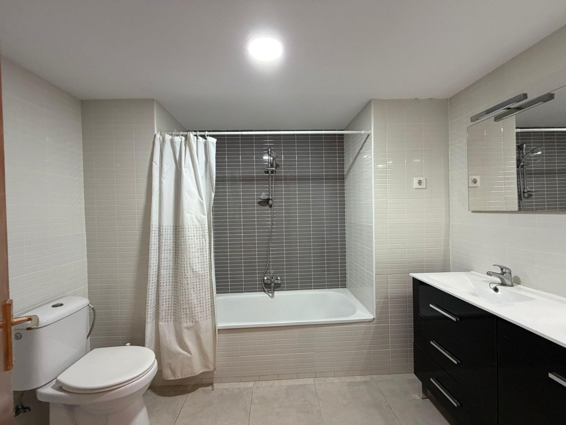 4-Bedroom Apartment in Centro, Torrevieja - Image 26