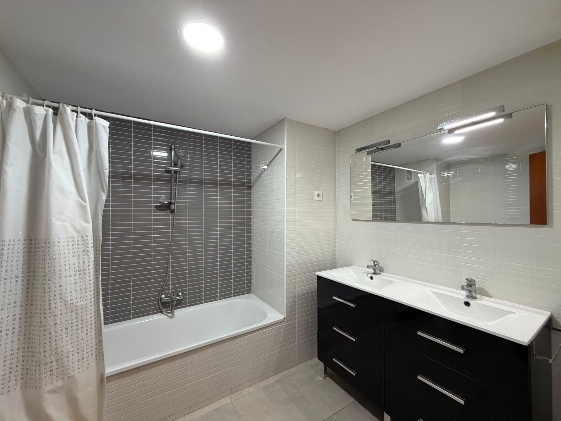 4-Bedroom Apartment in Centro, Torrevieja - Image 27
