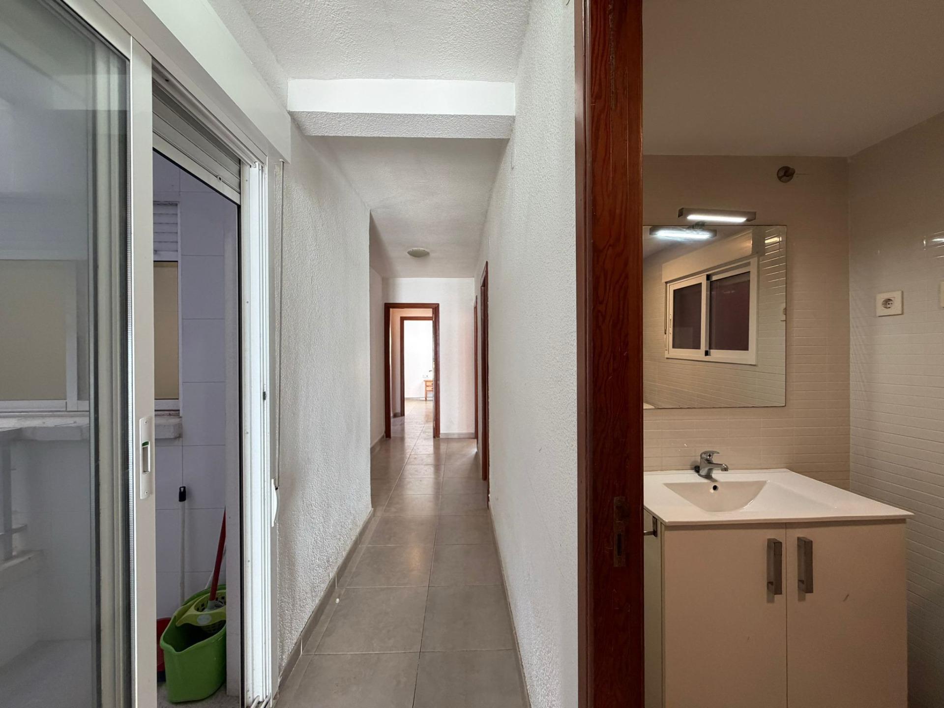 4-Bedroom Apartment in Centro, Torrevieja - Image 30