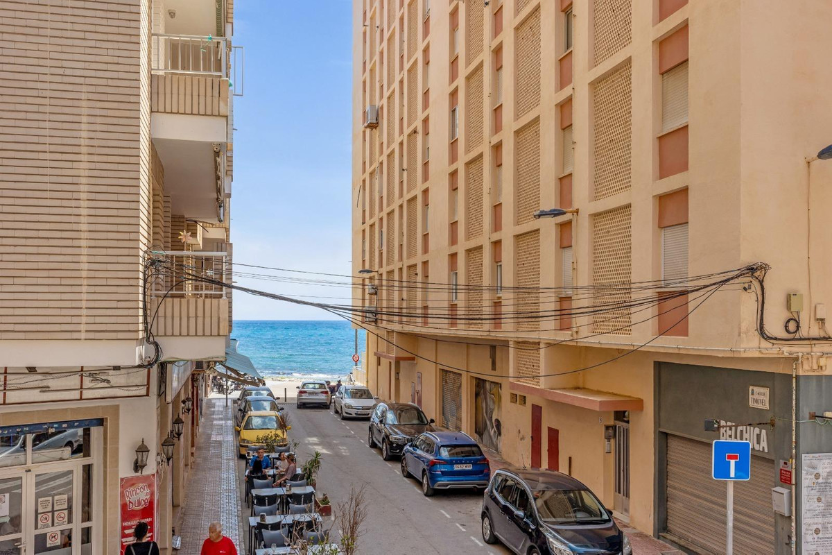 3-Bedroom Middle Floor Apartment in Playa Del Cura, Torre... - Image 11