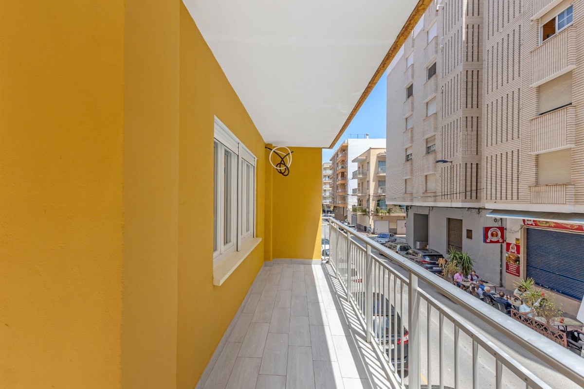 3-Bedroom Middle Floor Apartment in Playa Del Cura, Torre... - Image 13