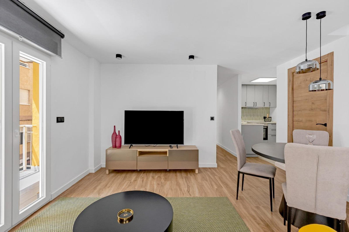 3-Bedroom Middle Floor Apartment in Playa Del Cura, Torre... - Image 14