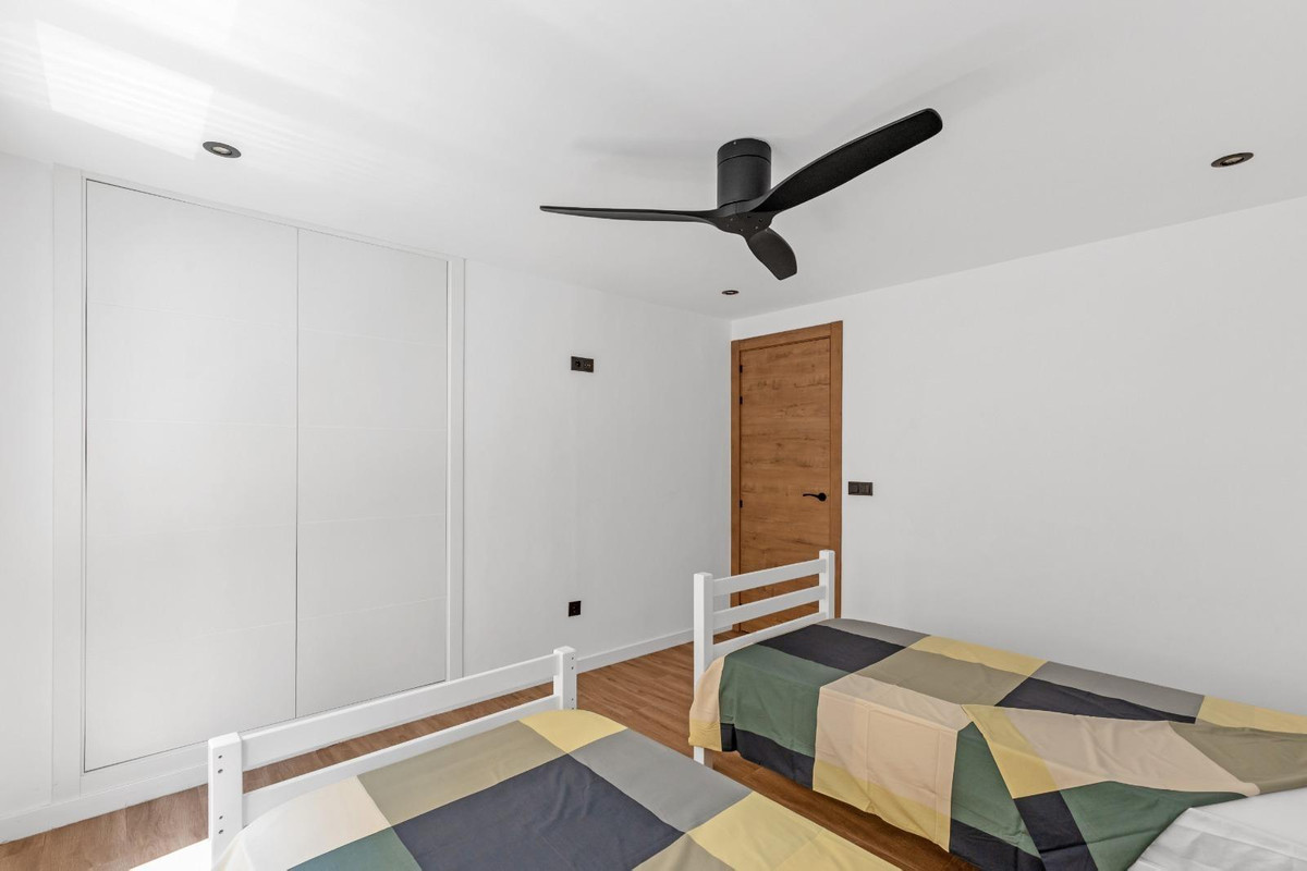 3-Bedroom Middle Floor Apartment in Playa Del Cura, Torre... - Image 18