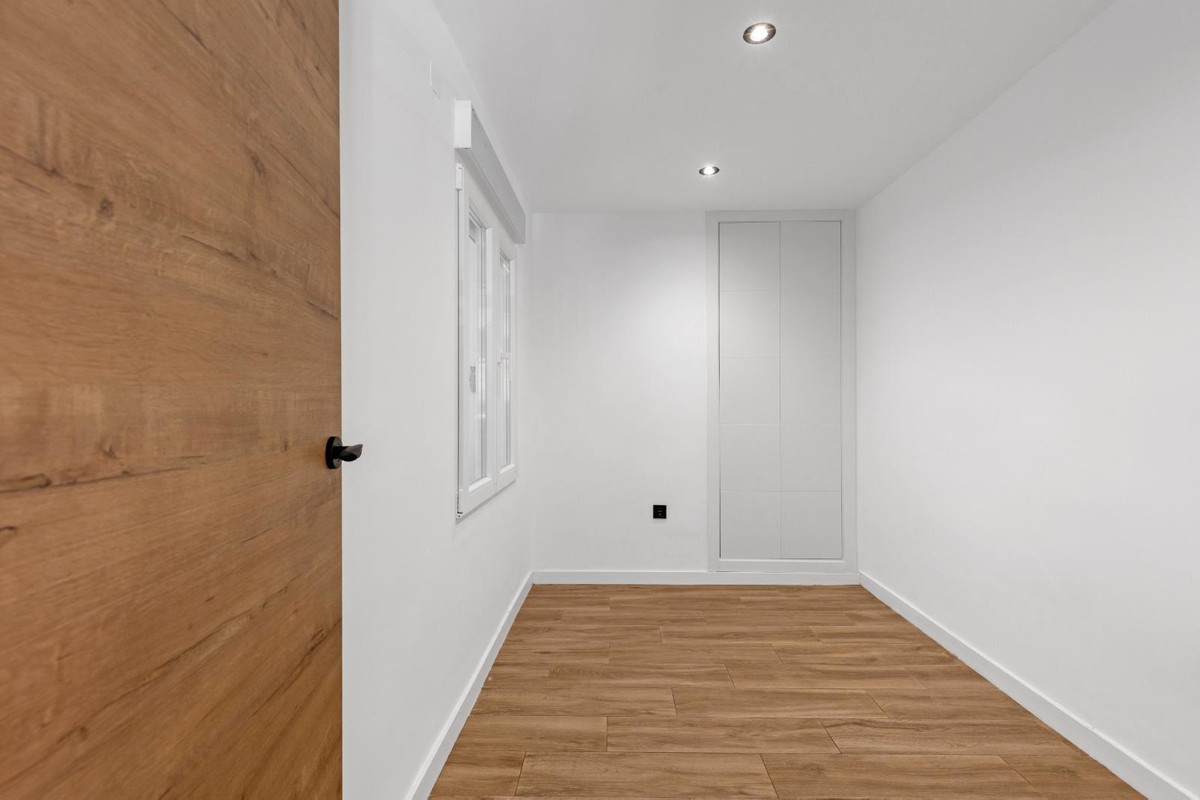 3-Bedroom Middle Floor Apartment in Playa Del Cura, Torre... - Image 19