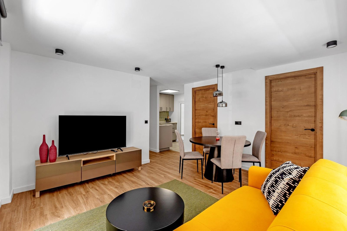 3-Bedroom Middle Floor Apartment in Playa Del Cura, Torre... - Image 2