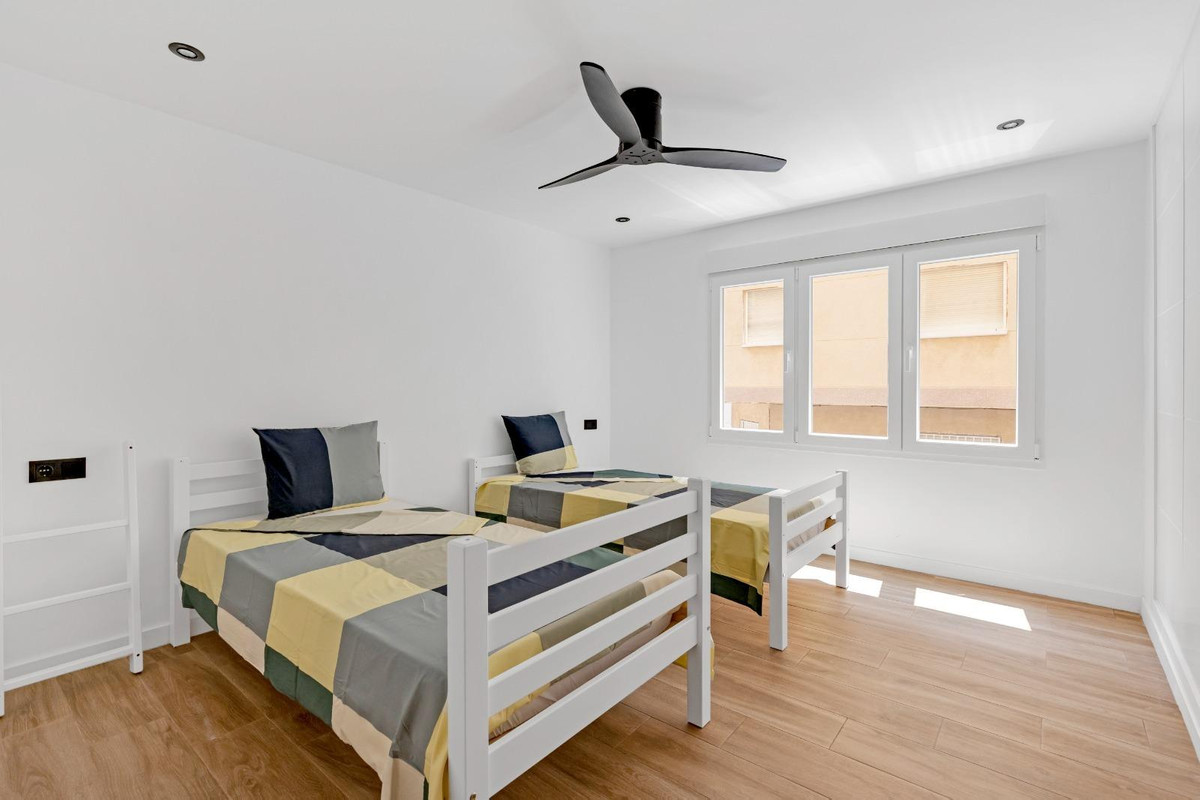 3-Bedroom Middle Floor Apartment in Playa Del Cura, Torre... - Image 6