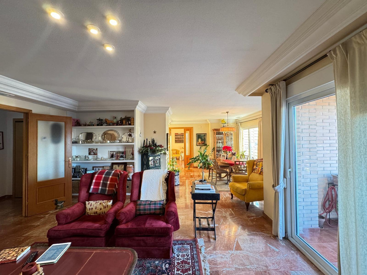 4-Bedroom Middle Floor Apartment in Torrevieja | Sunny C... - Image 10