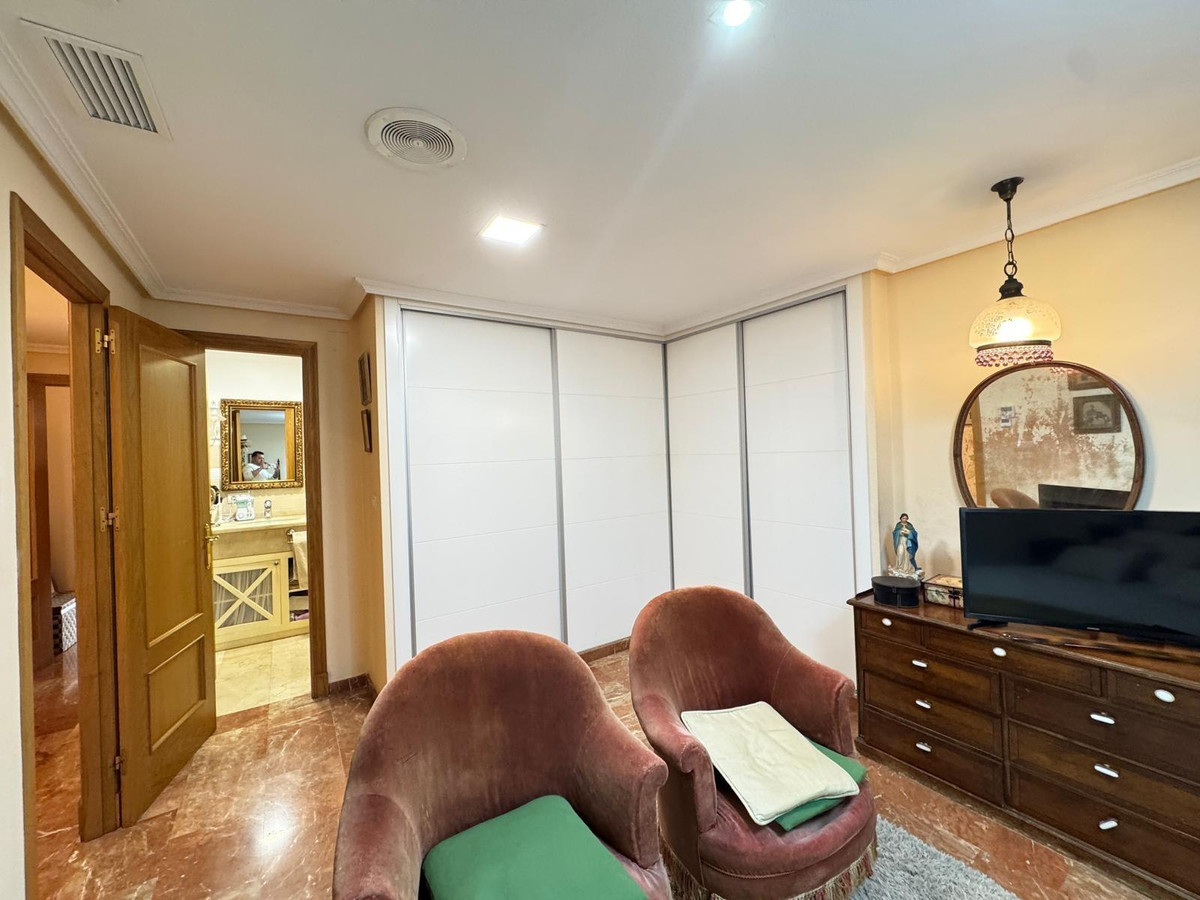 4-Bedroom Middle Floor Apartment in Torrevieja | Sunny C... - Image 22