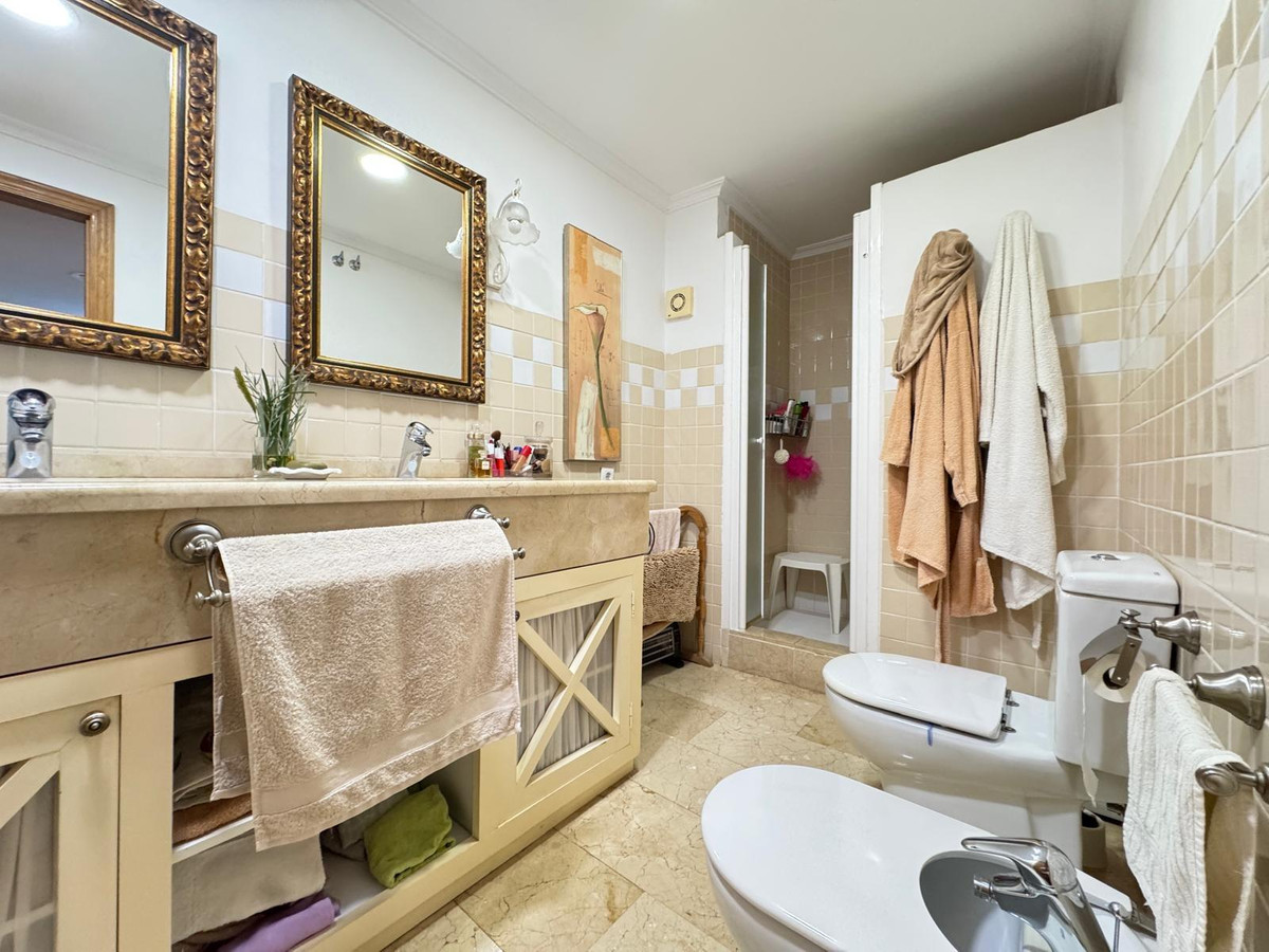 4-Bedroom Middle Floor Apartment in Torrevieja | Sunny C... - Image 23