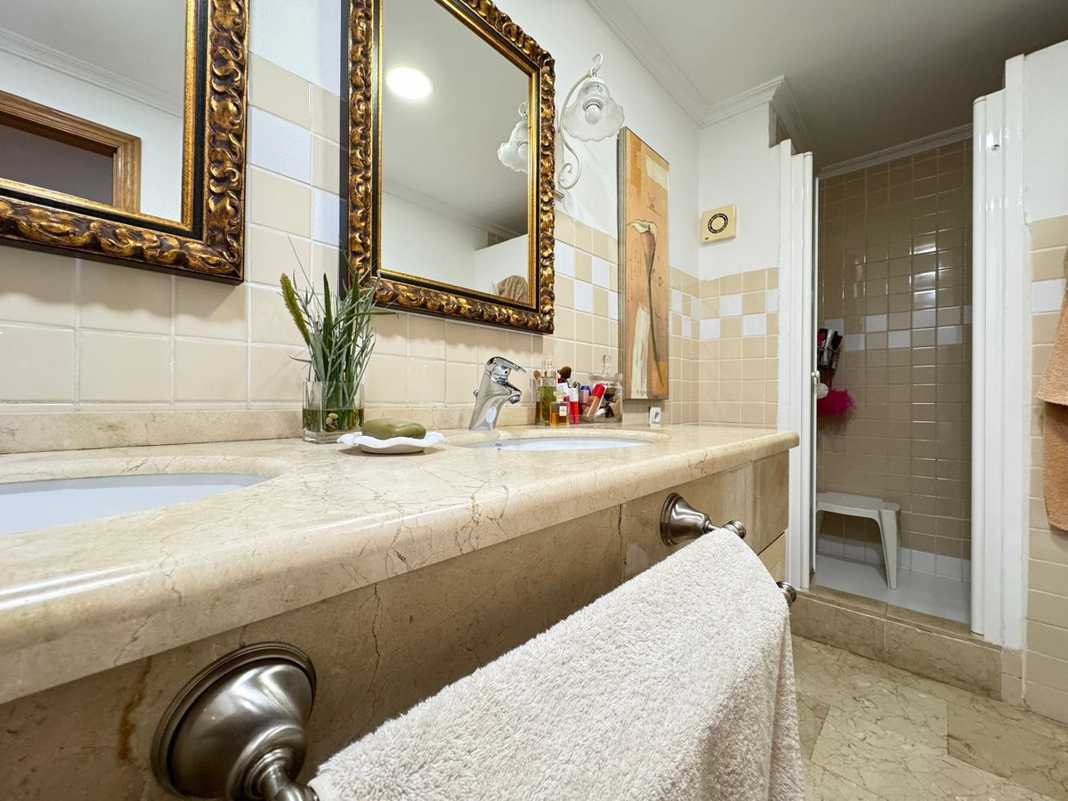 4-Bedroom Middle Floor Apartment in Torrevieja | Sunny C... - Image 25