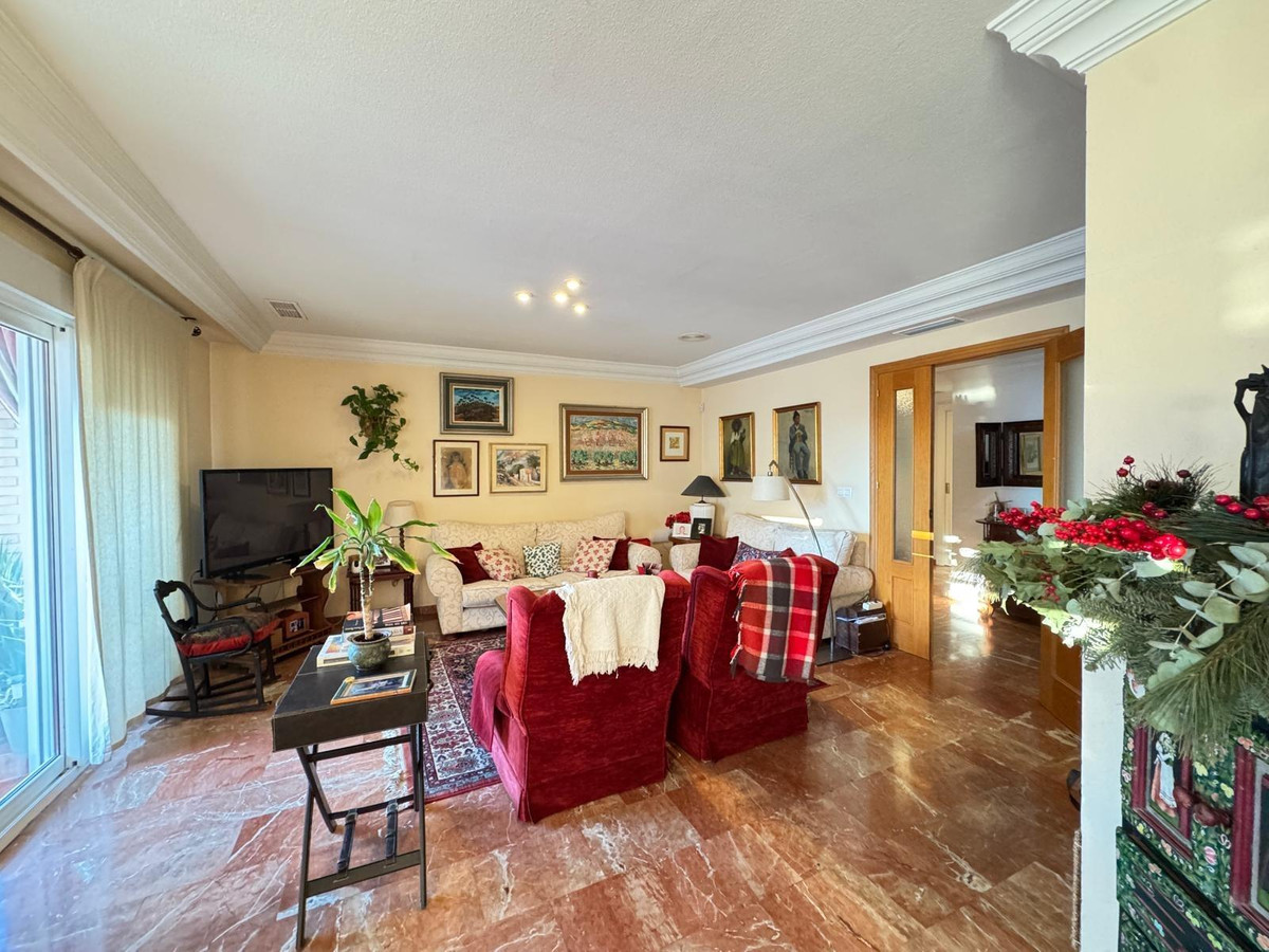 4-Bedroom Middle Floor Apartment in Torrevieja | Sunny C... - Image 9