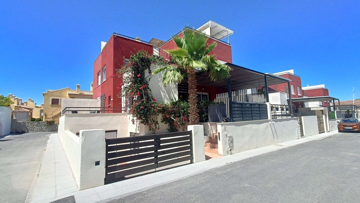 3-Bedroom Quad in Algorfa - Image 1