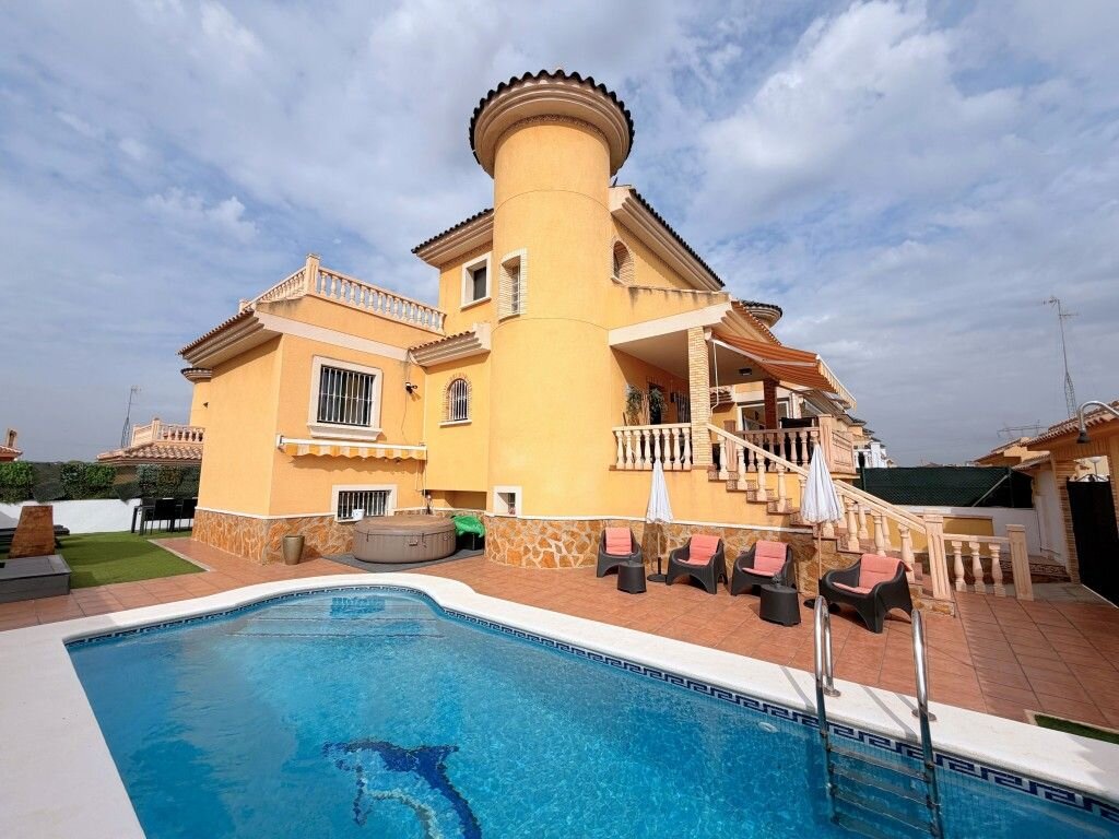 4-Bedroom Villa in Costa Blanca Sur, Algorfa - Image 1