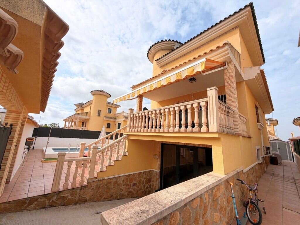 4-Bedroom Villa in Costa Blanca Sur, Algorfa - Image 2
