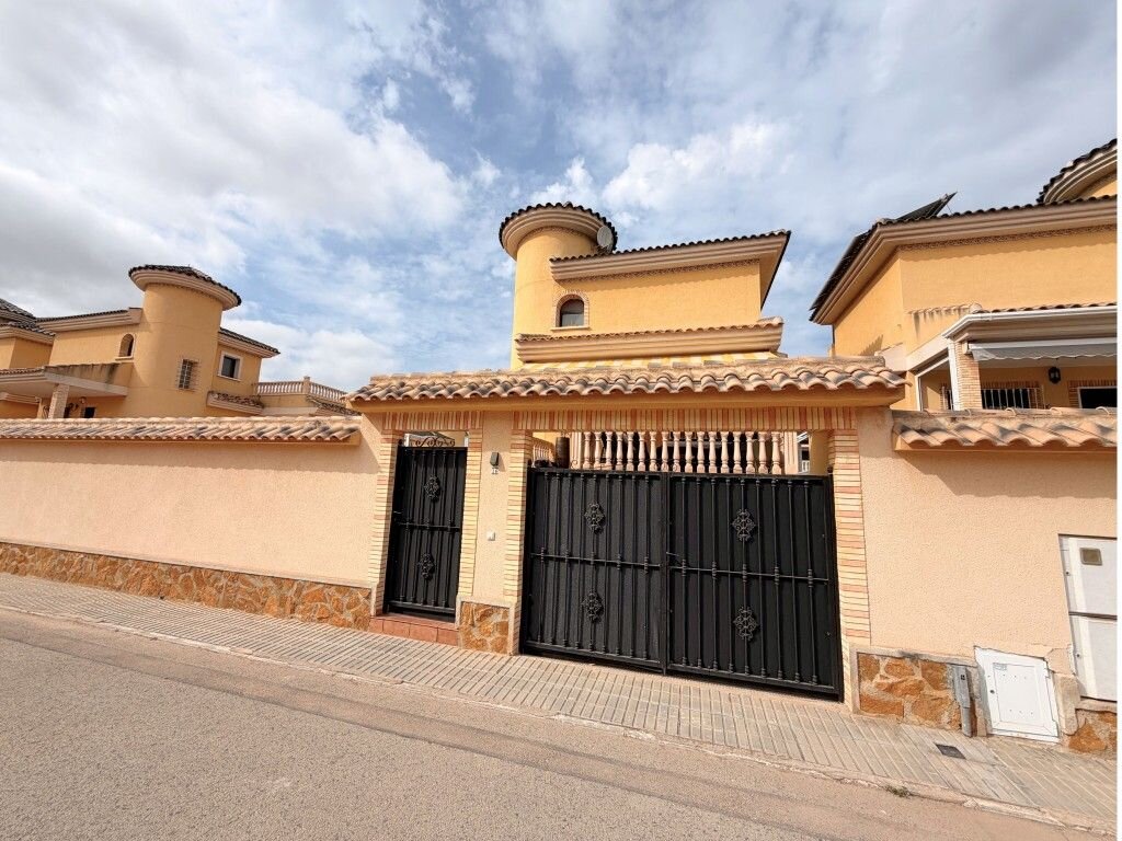 4-Bedroom Villa in Costa Blanca Sur, Algorfa - Image 5