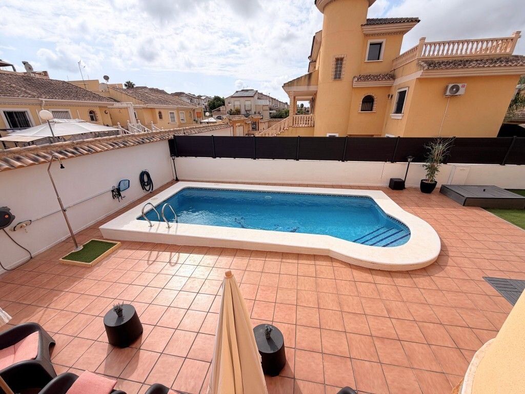 4-Bedroom Villa in Costa Blanca Sur, Algorfa - Image 8