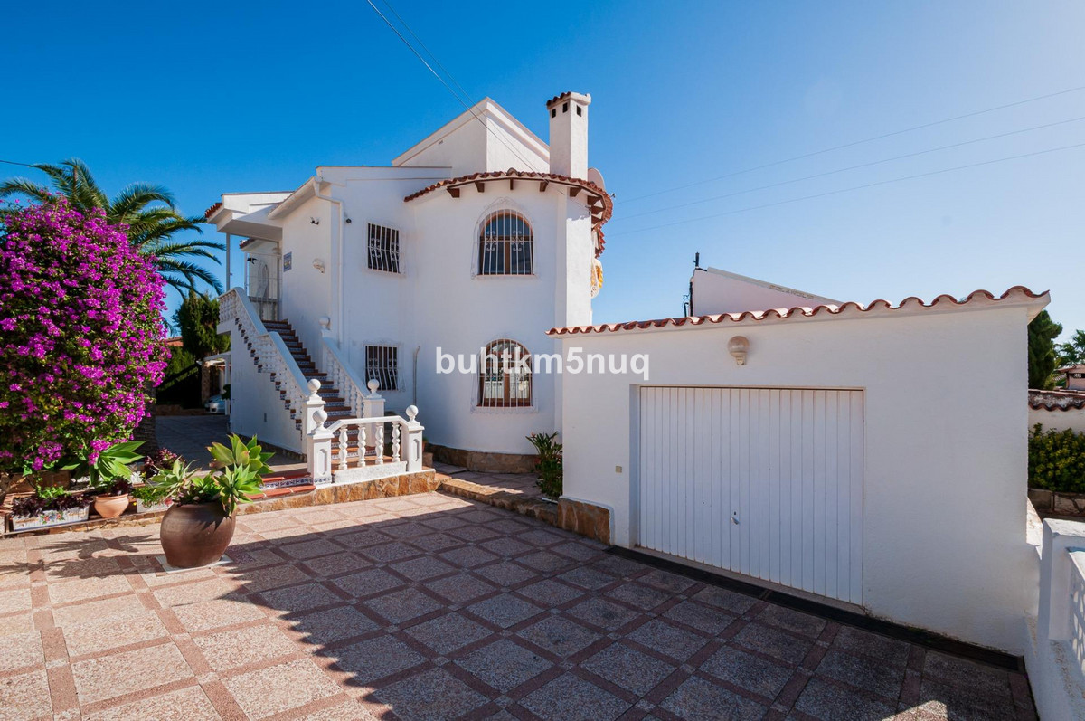 3-Bedroom Detached House in  Calpe | Sunny Casas - Costa ... - Image 1