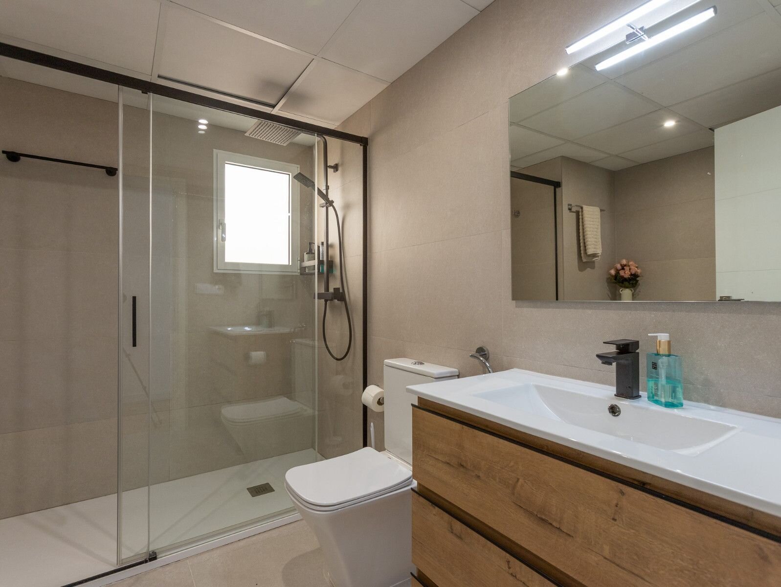 4-Bedroom Villa in La Siesta, Torrevieja - Image 11