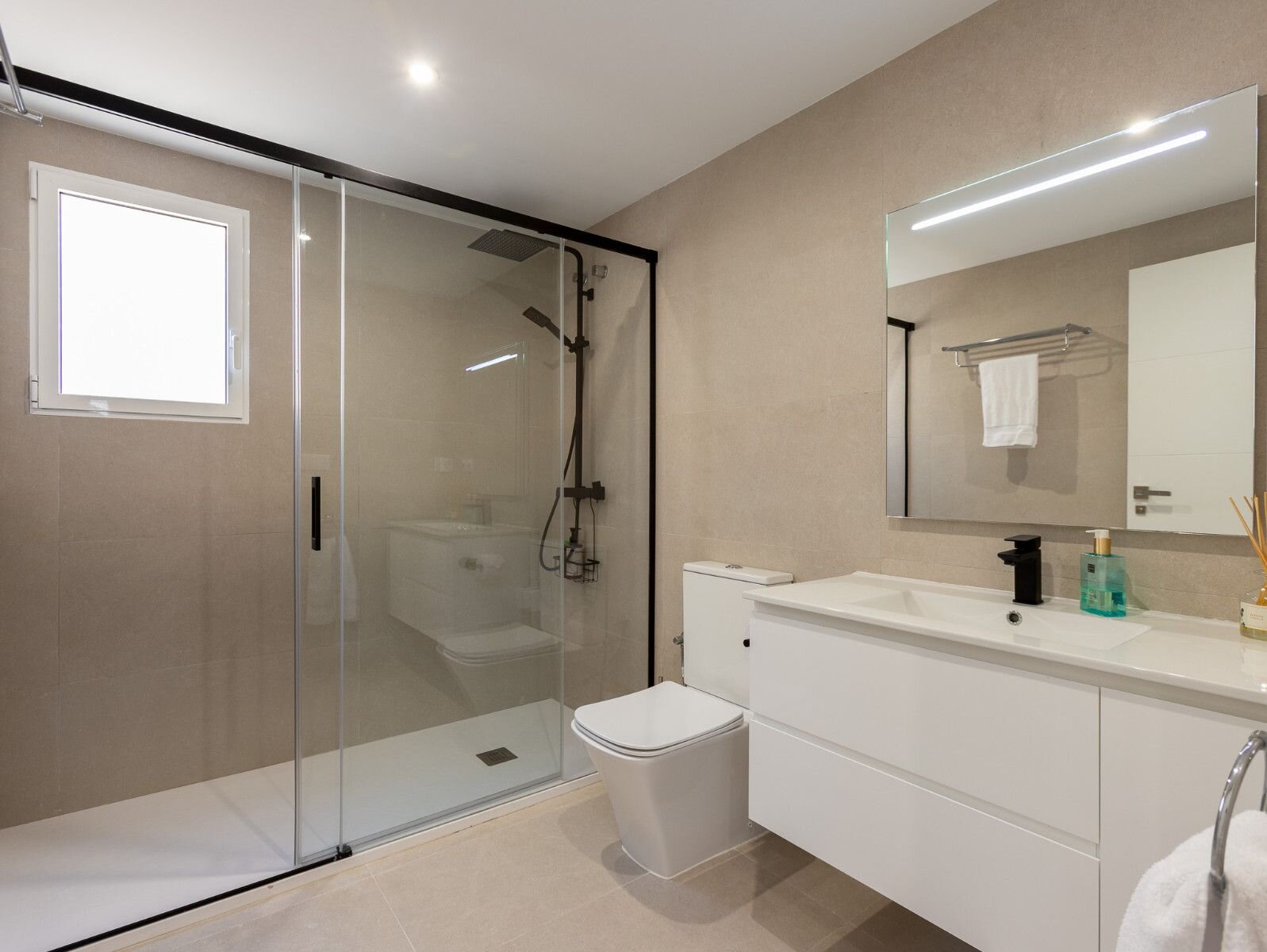 4-Bedroom Villa in La Siesta, Torrevieja - Image 31
