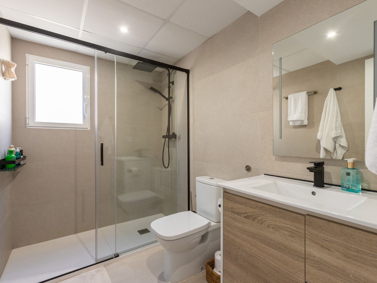 4-Bedroom Villa in La Siesta, Torrevieja - Image 32
