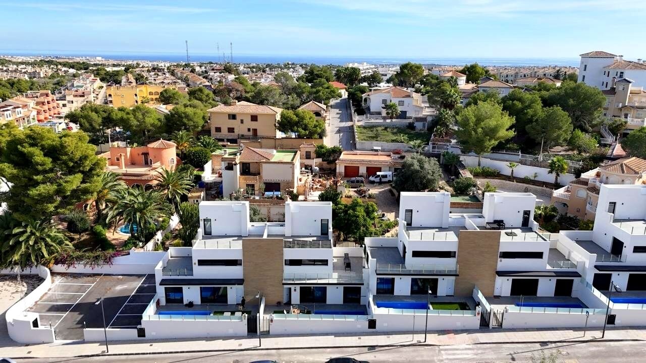 2-Bedroom Villa in Villamartin, Orihuela Costa - Image 4