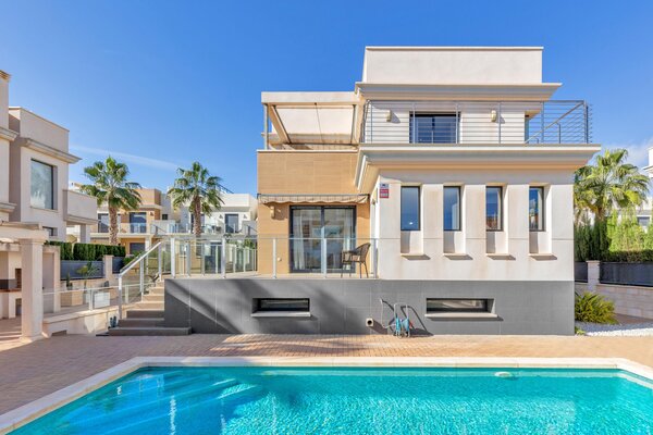 Villa de 5 Dormitorios en La Zenia, Orihuela Costa