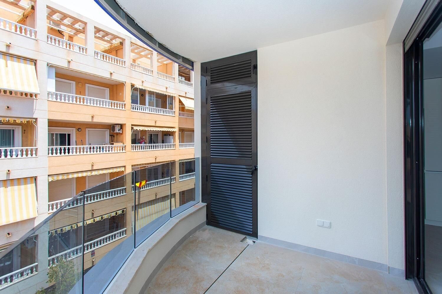 2-Bedroom Apartment in Playa del Cura, Torrevieja - Image 11