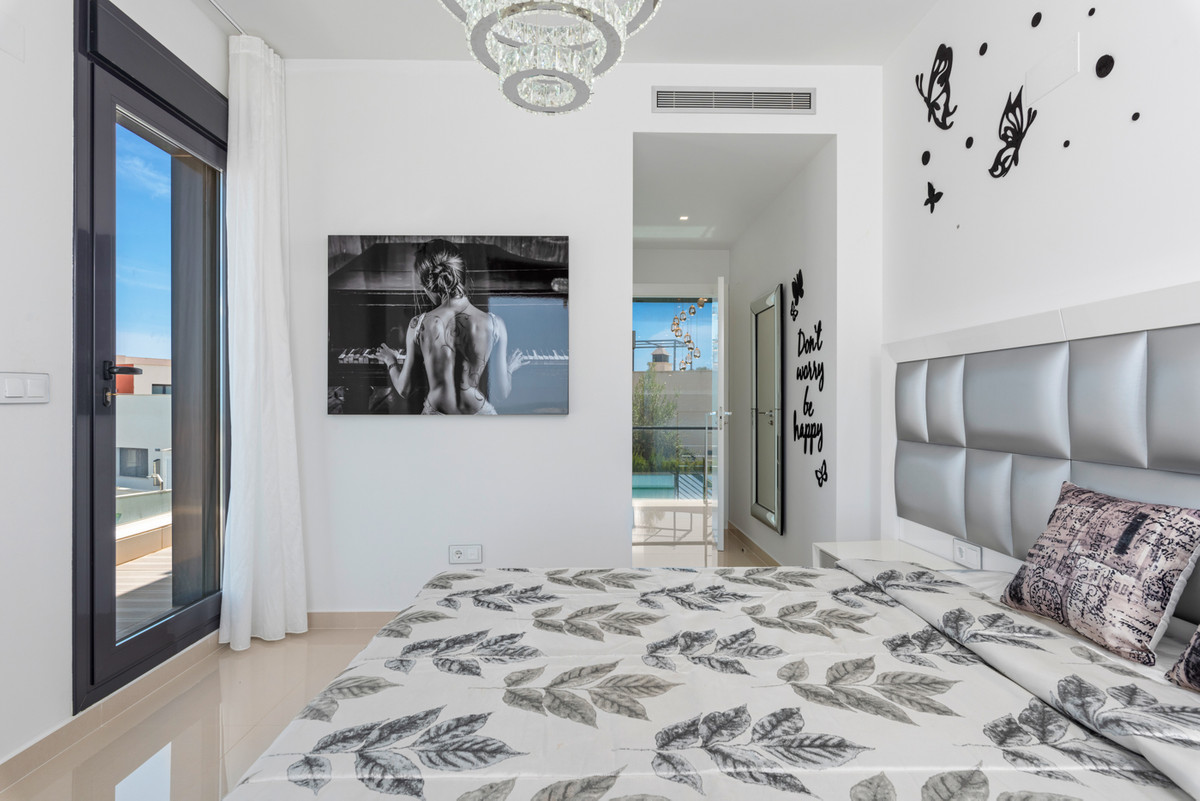 5-Bedroom Detached House in  San Miguel de Salinas | Sunn... - Image 19