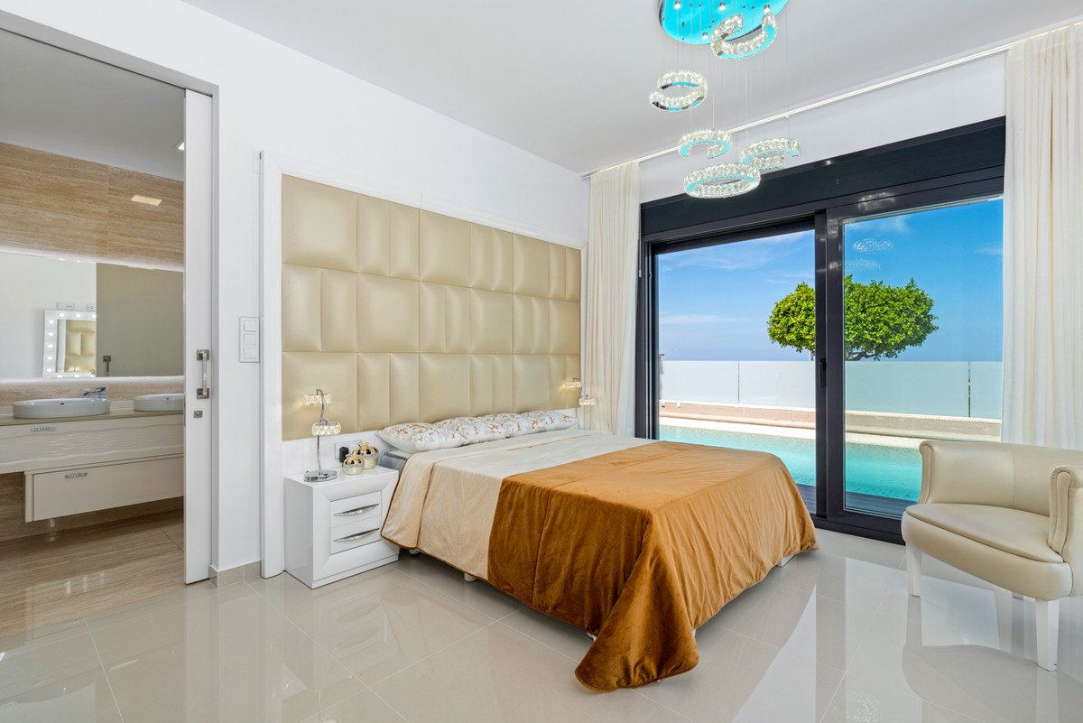 5-Bedroom Detached House in  San Miguel de Salinas | Sunn... - Image 22