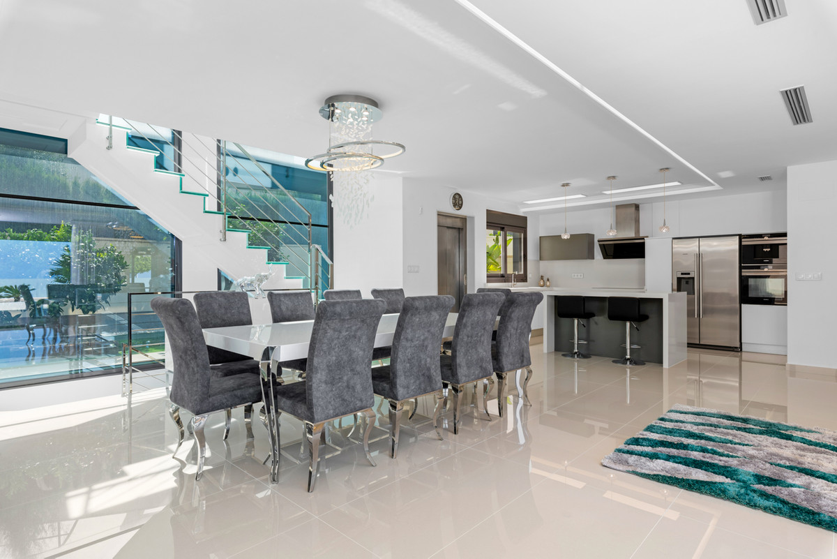 5-Bedroom Detached House in  San Miguel de Salinas | Sunn... - Image 4