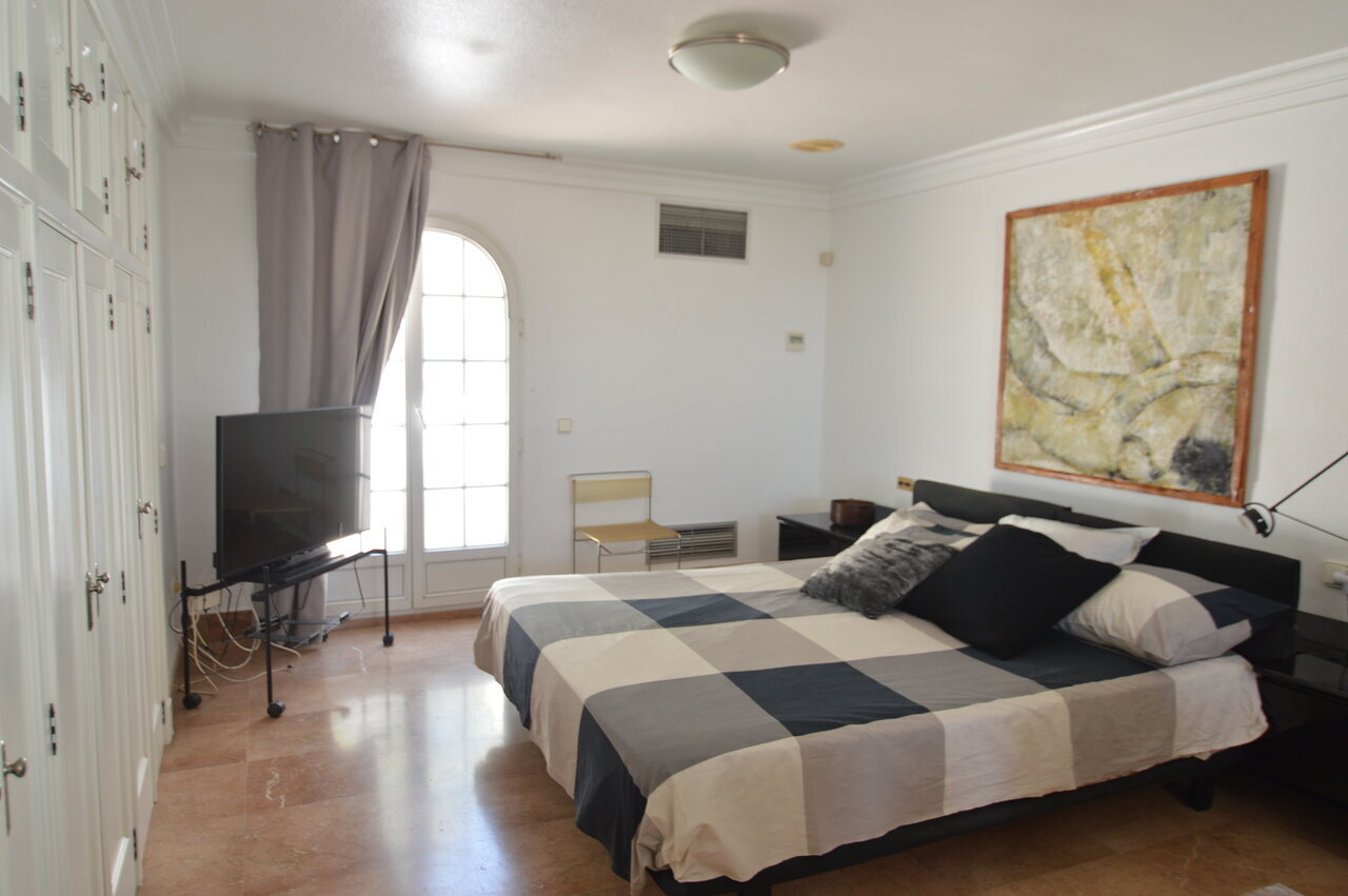 4-Bedroom Villa in Torrevieja - Image 9