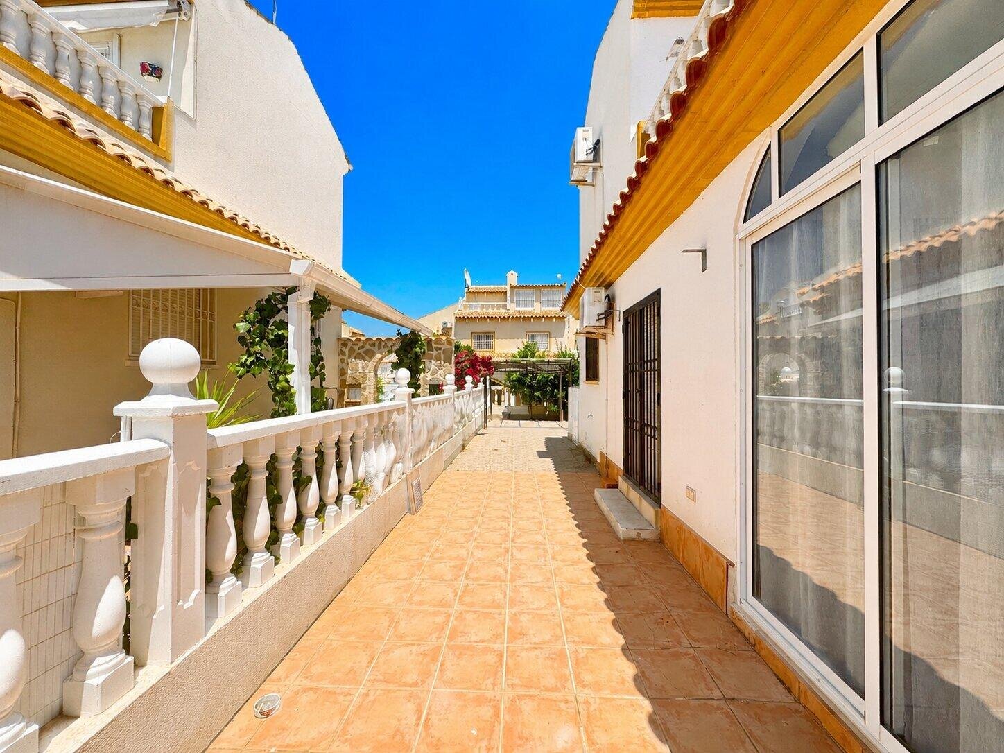 Maison mitoyenne de 3 Chambres à Playa Flamenca, Orihuela Costa - Image 2