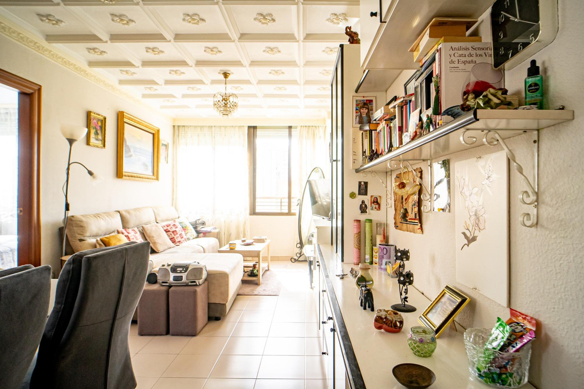 2-Bedroom Middle Floor Apartment in  Benidorm | Sunny Cas... - Image 10