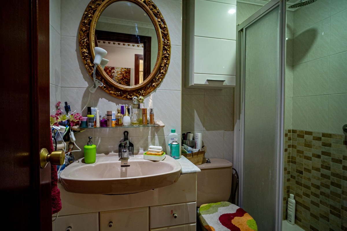 2-Bedroom Middle Floor Apartment in  Benidorm | Sunny Cas... - Image 15