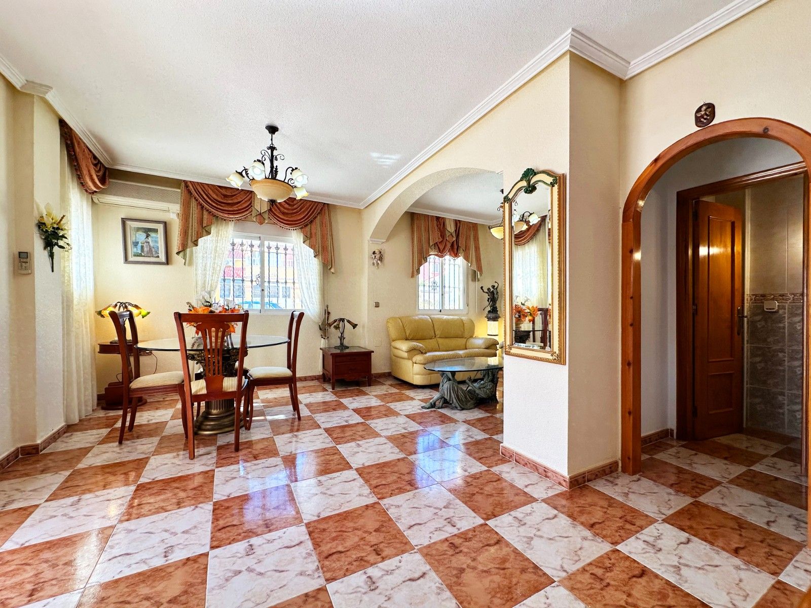 2-Bedroom House in Lomas de Cabo Roig, Orihuela Costa - Image 11