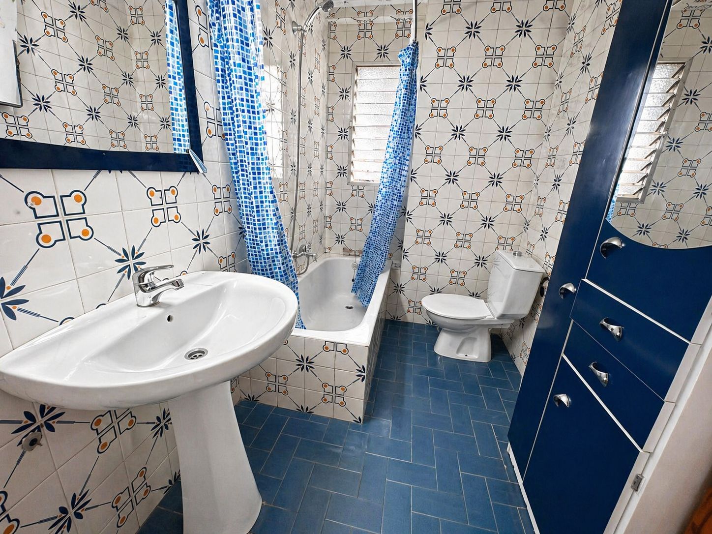 2-Bedroom Apartment in Los Europeos, Torrevieja - Image 9